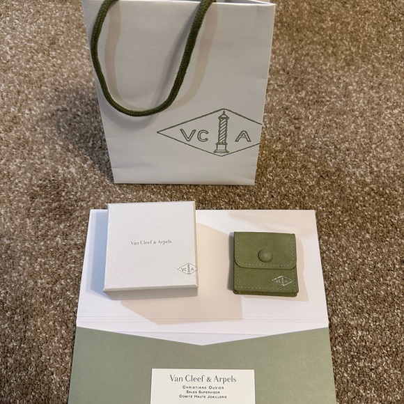 Van Cleef & Arpels Sweet Alhambra Pendant Necklace - Picture 7 of 7